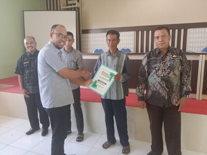 
Puluhan Tukang Ojek di Probolinggo Dapat Bantuan dari Disdikdaya