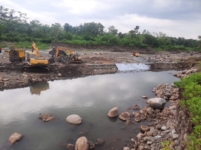 
Pembuatan Pengarah Arus DI Segadi Rampung, 113 Hektar Sawah Teraliri Air