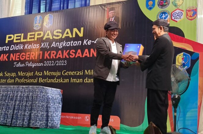 
Faisol Riza Beri Bantuan Perpustakaan Digital untuk Pelajar SMK di Probolinggo