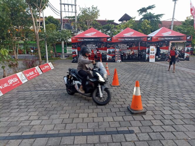 
Pengunjung Honda Premium Matic Day Trenggalek Antusias Ikuti Riding Experience Honda ADV160