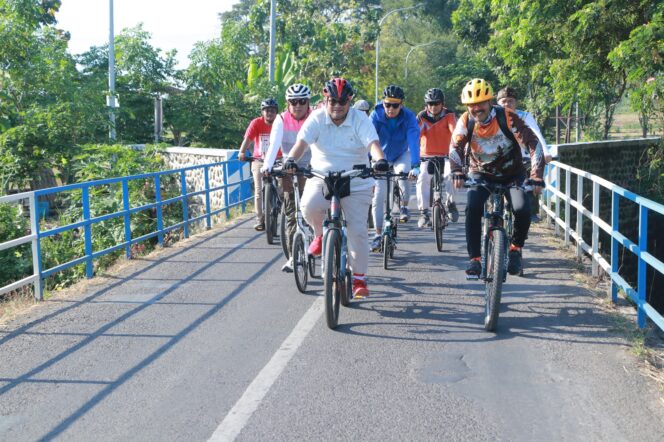 
Wabup Timbul Gowes Bareng Ratusan Komunitas dan Klub Sepeda