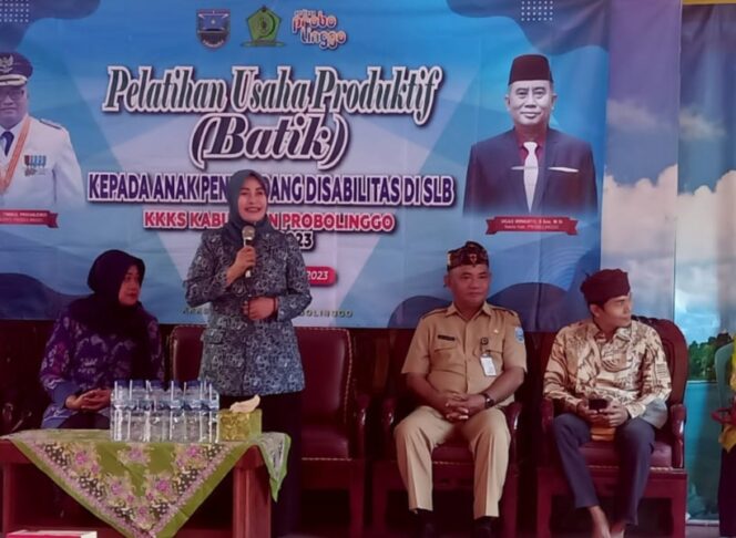 
Puluhan Anak Penyandang Disabilitas Dapat Pelatihan Membatik