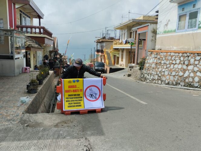 
Jelang Yadnya Kasada, Dishub Pasang Banner Himbauan Keselamatan Lalin