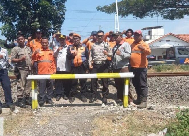 
Dishub Probolinggo Tutup Jalan Liar di Perlintasan Sebidang Kereta Api