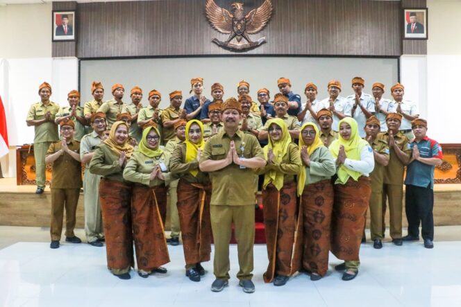 
Diskominfo Awali Pemakaian Udeng Tengger Saat Rapat Kedinasan