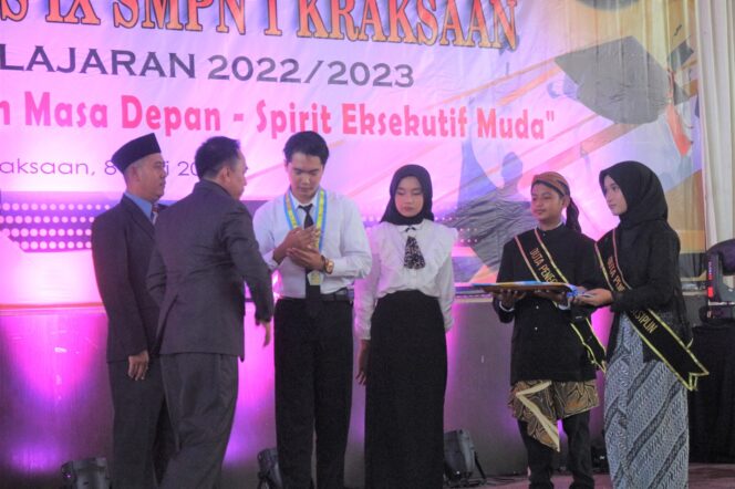 
Meriah, Pelepasan dan Tasyakuran Siswa Kelas IX SMPN 1 Kraksaan