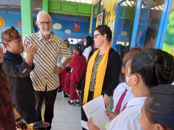 
Bule Australia Apresiasi Pembelajaran Kelas Rangkap yang Berhasil Atasi Kekurangan Guru