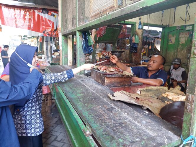 
Diperta Probolinggo Imbau Masyarakat Beli Daging Sapi di RPH