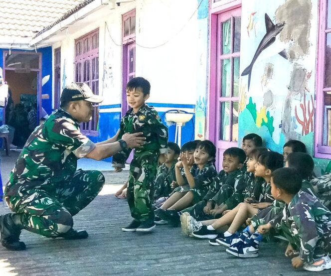 
Tanamkan Rasa Kebangsaan Sejak Dini, Anggota TNI Ini Rela Blusukan ke Desa-desa