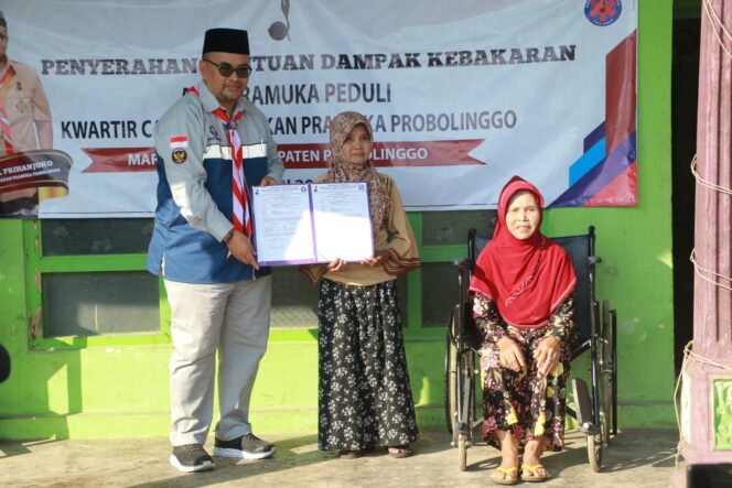 
Kak Timbul Serahkan Bantuan untuk Korban Kebakaran Rumah di Probolinggo