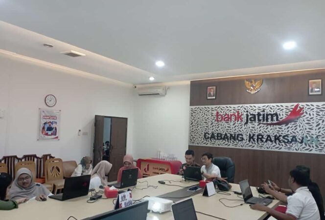 
Disdukcapil Jemput Bola Aktivasi IKD di Bank Jatim Cabang Kraksaan