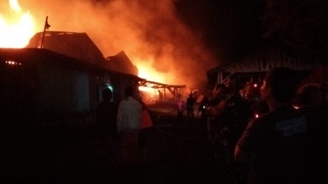 
Dua Gudang Mebel di Pasuruan Ludes Terbakar