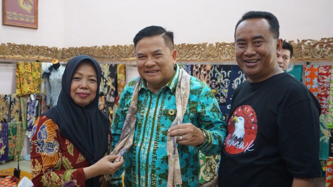 
Gubernur Narathiwat Kagumi Batik Tulis Dewi Rengganis