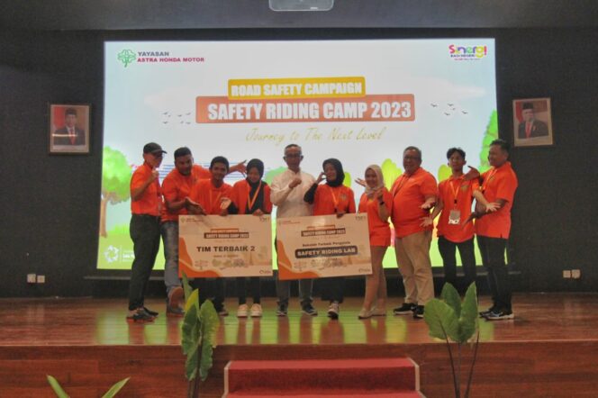
Tim SMK Muhammadiyah 1 Kepanjen binaan MPM Honda Jatim usai menerima hadiah dalam gelaran Safety Riding Camp 2023 di Jawa Barat. (ft : Istimewa/MPM Honda Jatim for Kabarpas.com).
