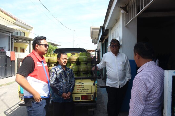 
Tim Pemkab Probolinggo bersama dengan Pertamina dan Hiswana saat melakukan sidak ke pangkalan LPG dan tempat usaha yang ada di wilayah Kecamatan Kraksaan Kabupaten Probolinggo. (ft: Samsul Kabarpas).