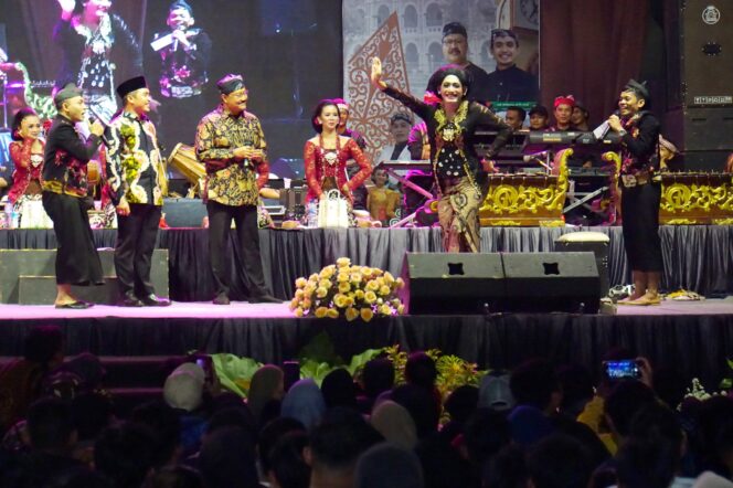 
					Guyon Maton dan Cak Percil CS Meriahkan Gebyar Hari Koperasi Nasional ke-76 Kota Pasuruan