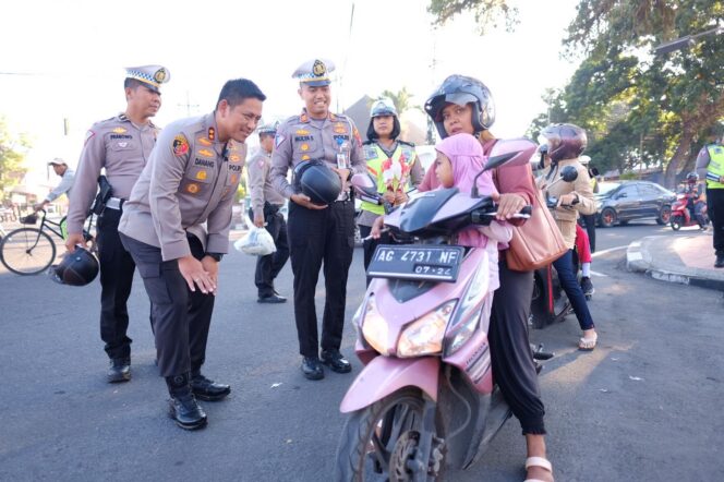 Sambut HUT Kemerdekaan RI ke-78, Polres Blitar Kota Bagikan Helm Bagi Pengguna Jalan