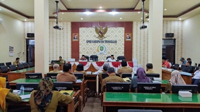 
Banggar DPRD Trenggalek Raker Bersama TAPD Tindaklanjuti Evaluasi Gubernur Pelaksanaan APBD 2022 