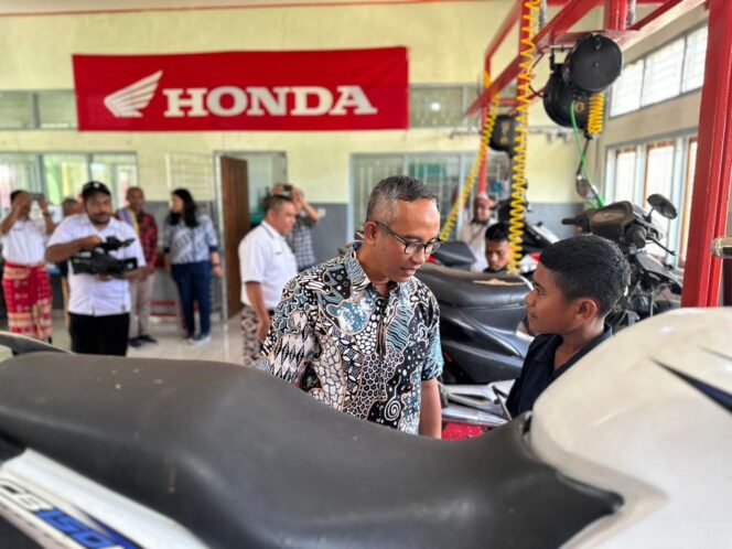 
Kembangkan Vokasi di NTT, MPM Honda Jatim Serahkan Bantuan 2 Unit Sepeda Motor