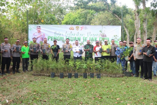 
					Peduli Lingkungan, Polres Blitar Kota Lakukan Penanaman 700 Bibit Pohon di Sejumlah Lokasi