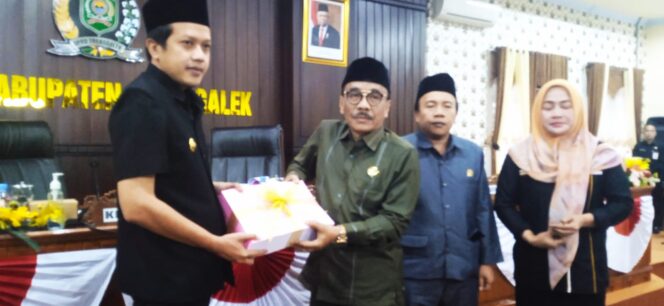 
DPRD Trenggalek Paripurnakan Penyampaian Nota APBD P 2023