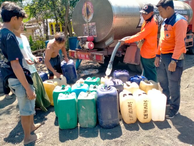 
Antisipasi Kekeringan, BPBD Distribusikan Air Bersih ke Sejumlah Desa