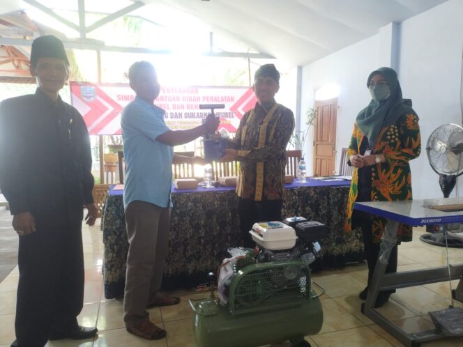 
DKUPP Serahkan Bantuan Hibah Peralatan Meubel dan Bengkel