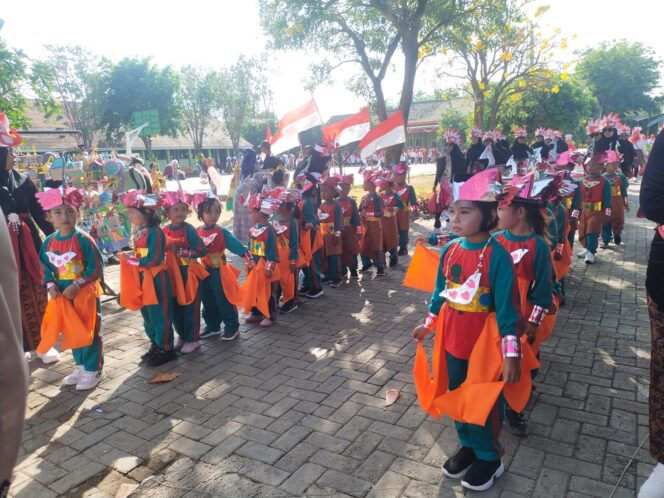 
Ribuan Siswa KB dan TK di Probolinggo Ramaikan Pawai Budaya