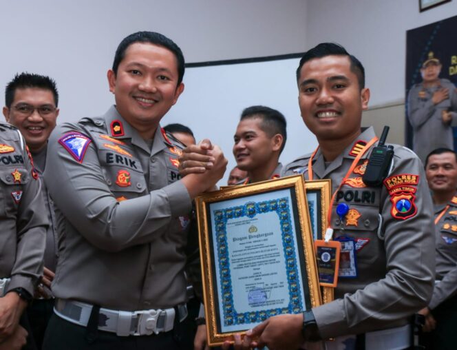 
					Hebat, Polda Jatim Berikan Dua Penghargaan kepada Satlantas Polres Blitar Kota