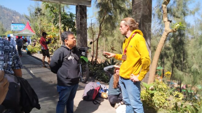 
Usai Dibuka, Ratusan Wisatawan Langsung Serbu Gunung Bromo 