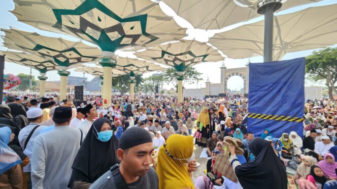 
Lautan Manusia Banjiri Haul ke-42 KH Abdul Hamid bin Abdulloh Umar