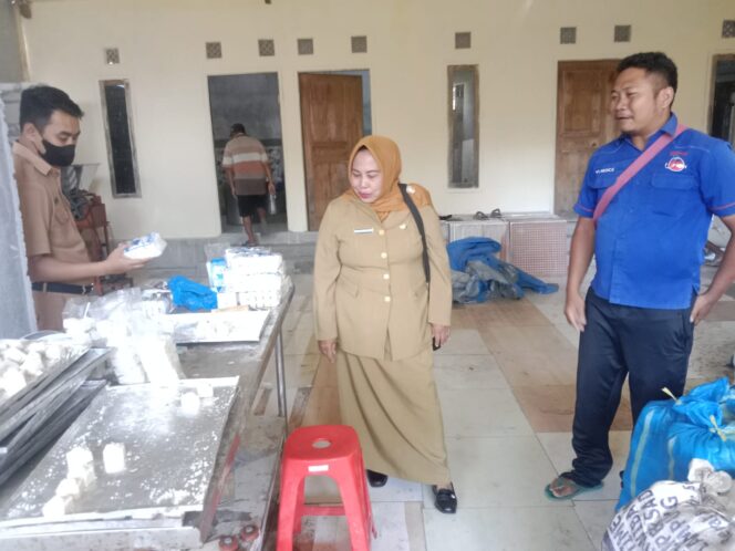 
DKUPP Probolinggo Sidak Ijin Usaha Industri Pengolahan Garam