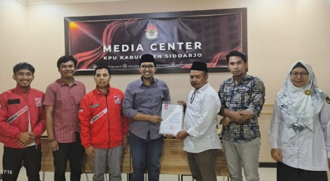 
Nahkoda Baru PSI Sidoarjo Serahkan SK ke KPU