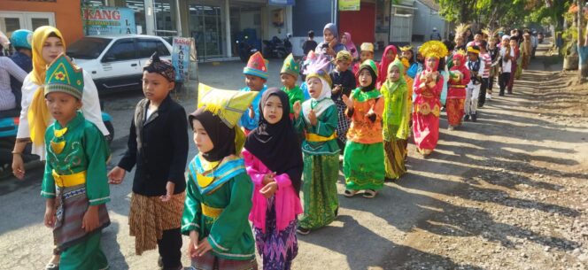 
Semarakkan Hari Sumpah Pemuda, SDN Kraksaan Wetan 1 Gelar Kirab Budaya