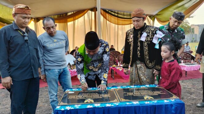 
Pj. Bupati Ugas Tandatangani Prasasti Peresmian Gedung Kantor dan Situs Pepunden Desa Bulu