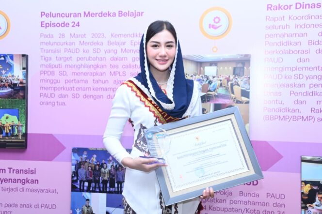 
First Lady Trenggalek Novita Hardini Terima Apresiasi Bunda PAUD dari Pemerintah