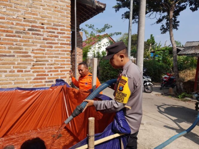 
Musim Kekeringan, Polisi di Blitar Bantu Droping Air Bersih kepada Warga