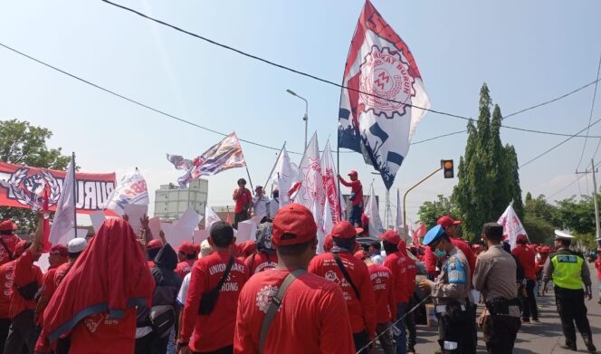 
Ratusan Buruh Pabrik Nestle di Pasuruan Gelar Demonstrasi