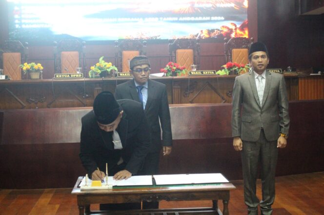 
Seluruh Fraksi DPRD Kabupaten Probolinggo Setujui Raperda APBD 2024