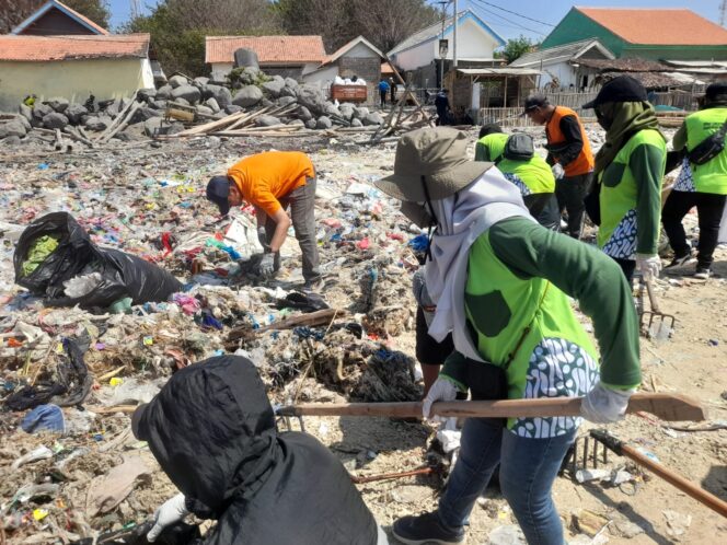 
BEM Unair Gelar Aksi Bersih Pantai Pulau Gili Ketapang