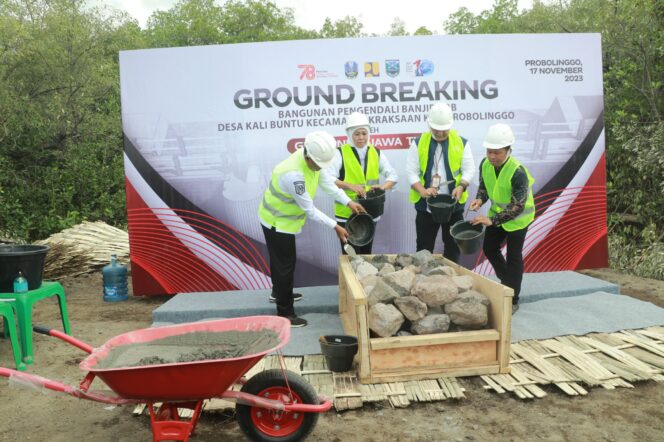 
Gubernur Khofifah Pimpin Ground Breaking Bangunan Pengendali Banjir Rob Desa Kalibuntu