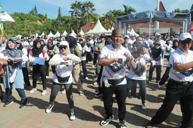 
Ribuan Guru Meriahkan Jalan Sehat dan Senam Bersama Puncak HGN di Probolinggo