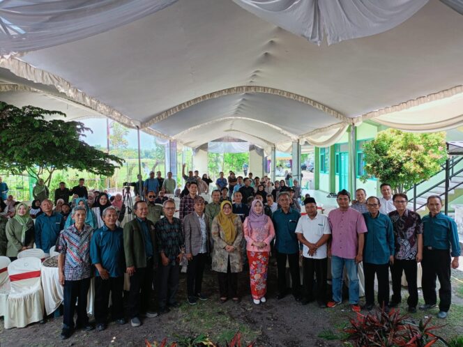 Tegak Berdiri Depan Pabrik Kertas Leces, Ini Profil Menarik AMIK Taruna Probolinggo