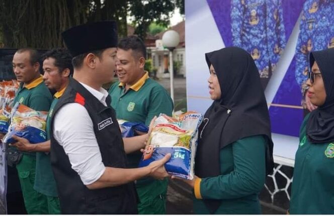 
Bupati Trenggalek Mas Ipin Berikan Bantuan Sembako ke Petugas Kebersihan