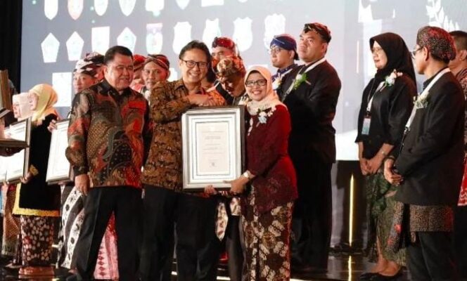 
Pemkab Blitar Raih Penghargaan Swasti Saba Padapa dari Kementerian Kesehatan