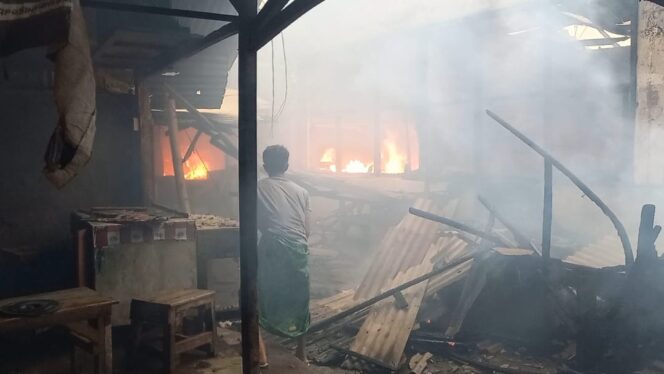 
Puluhan Kios di Pasar Leces Probolinggo Terbakar Hebat, TNI – Polri Bantu Pedagang Selamatkan Dagangan