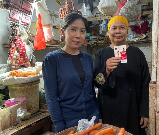 
Jaring Aspirasi Para Pedagang, Ghina Rabbani Blusukan ke Pasar Semampir Probolinggo