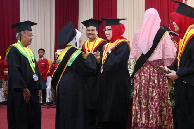 
Ratusan Warga Lanjut Usia di Kota Pasuruan Diwisuda