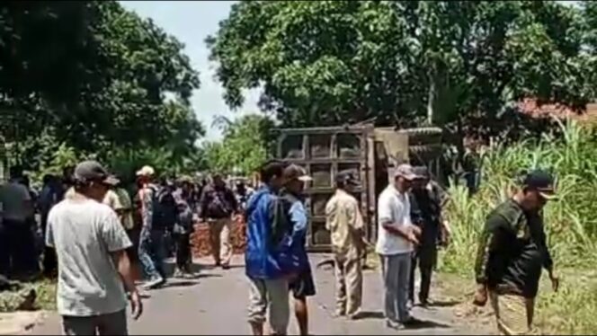 
Tronton Muat Tanah Uruk Seruduk Pemotor, Dua Orang Tewas di Tempat