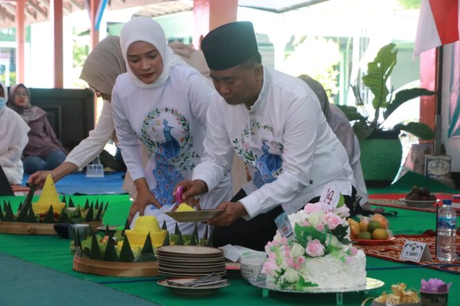 
Potong Tumpeng Warnai Tasyakuran HUT ke-14 Kota Kraksaan